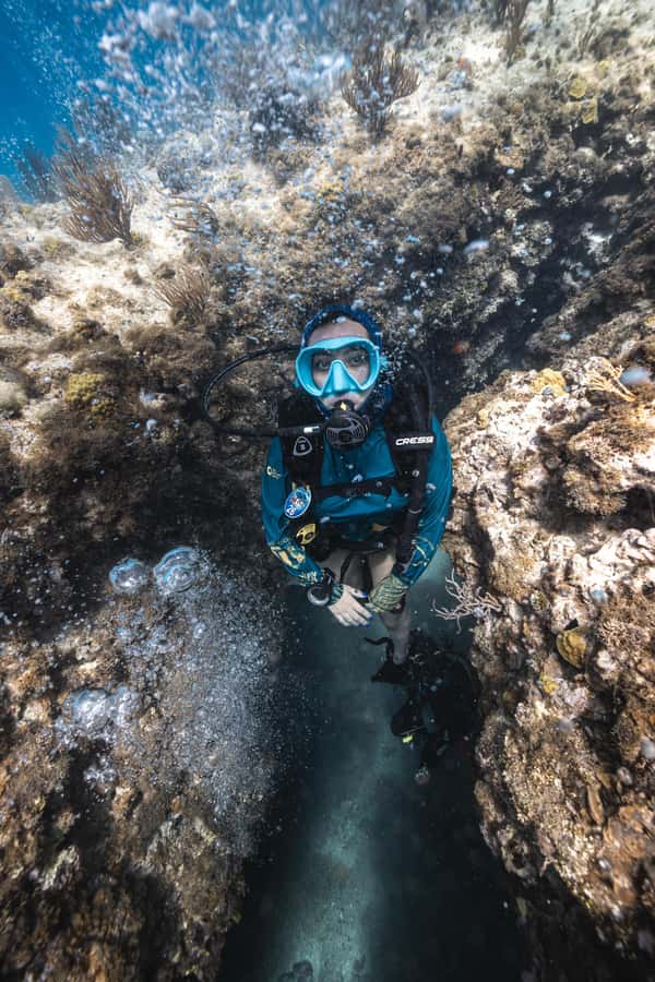 San Andres: Scuba Diving Experience with Hotel Pickup - ADI-certified instructors in multiple languages: from Sami to Sebastian