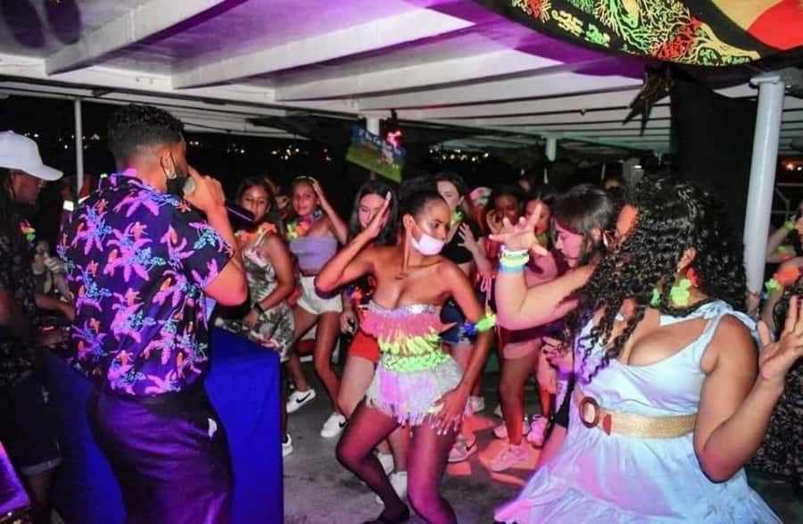 San Andres: White Party on boat with open bar, dinner and dancers! - White Night on Rumbero Yacht: The Vibe and the Setting