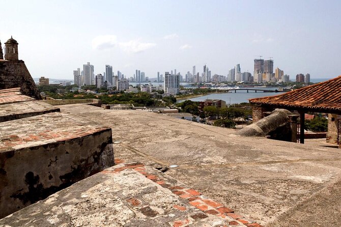 San Felipe Castle and Getsemani Walking Tour with tickets - Guides Who Make History Feel Personal, Not Stuffed