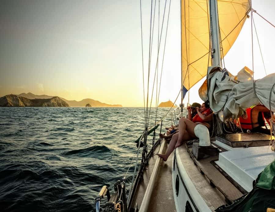 Santa Marta Bay: Sunset on a sail boat - Santa Marta Bay at sunset: why the timing works