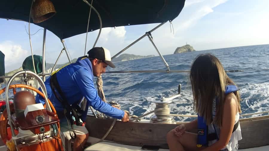 Santa Marta Bay: Sunset on a sail boat - The classic 38-foot sailboat: what the boat experience feels like