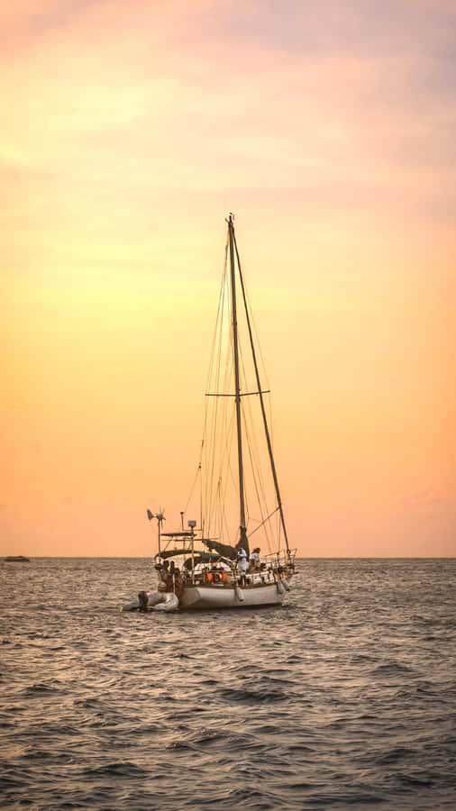Santa Marta Bay: Sunset on a sail boat - The 5pm sail out: sightseeing, horizon time, and the closer islet