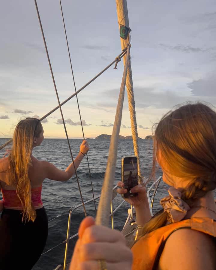 Santa Marta Bay: Sunset on a sail boat - City lights from the water: the anchored sunset mood