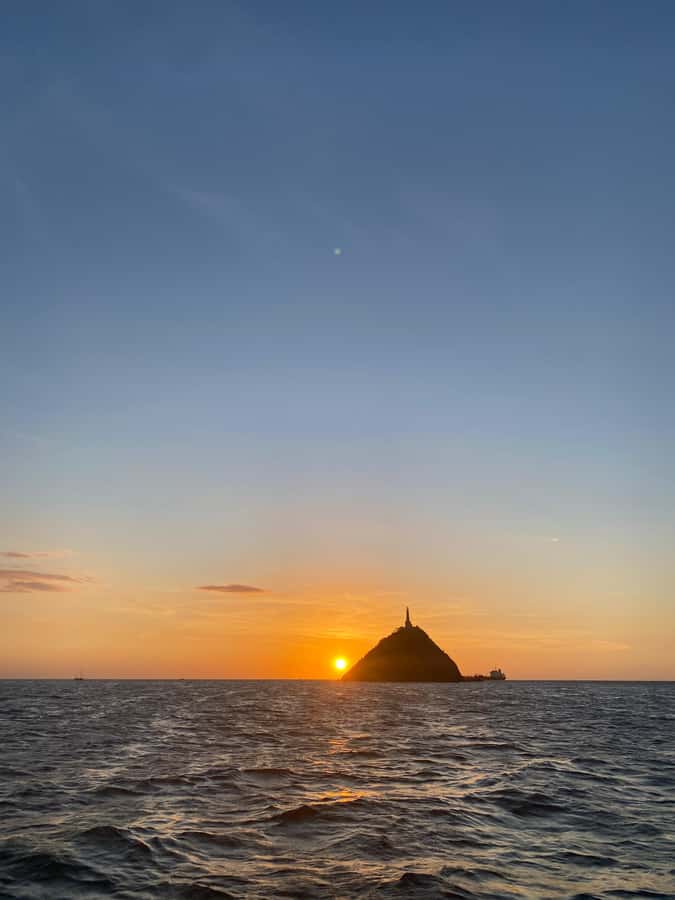 Santa Marta Bay: Sunset on a sail boat - Practical tips for a smoother sail (and better photos)