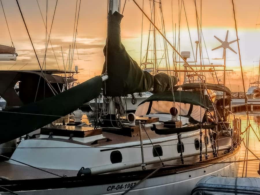Santa Marta Bay: Sunset on a sail boat - Marina Internacional check-in with Captain Dario