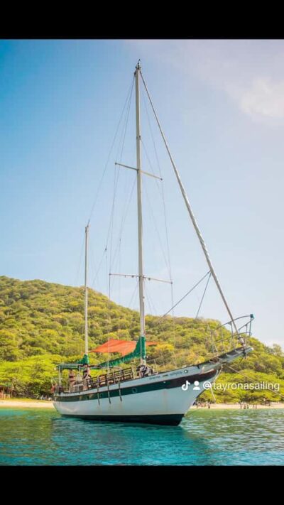 Sailboat day tour to Tayrona Park