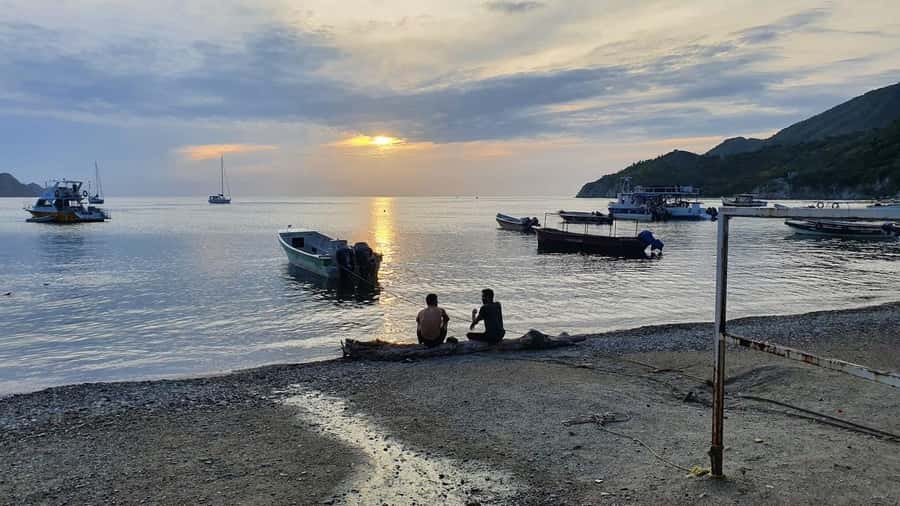 SANTAMARTA: TOUR Remanso, Taganga, Playa Grande Lunch and Snorkeling Included - Playa Grande: lunch, emerald green water, and beach downtime