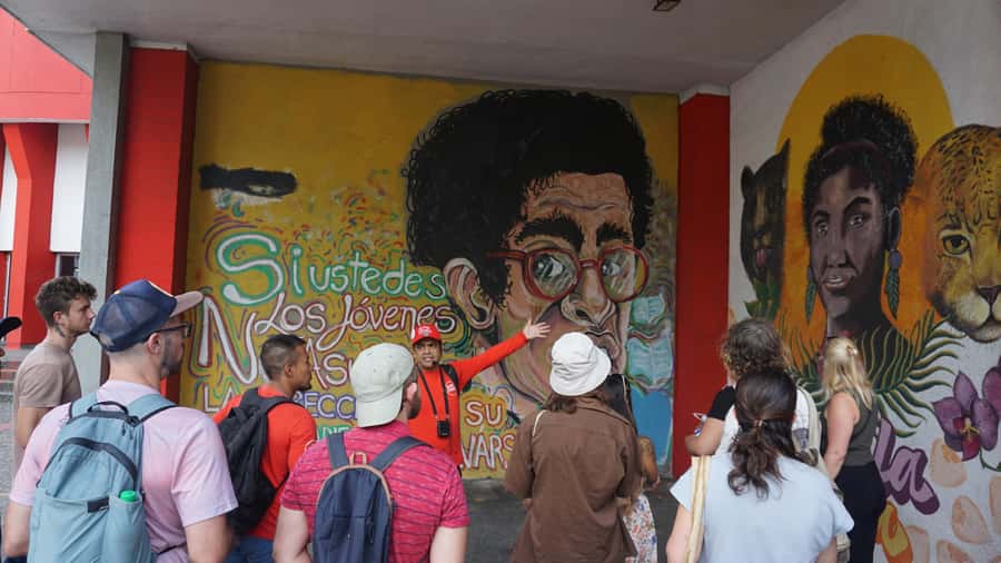 Shared Tour Cali's Salsa, Graffiti & Resistance Experience - River Boulevard Curve: Feeling the Flow Between Art and Atmosphere