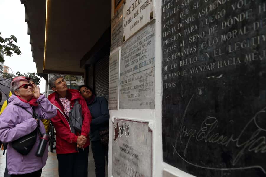 Shared Tour Colombian Conflict War, Drug Trafficking & Peace - The walking plan, 9 km of context, and how to handle the pace