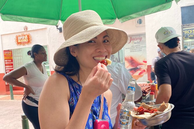 Street food tour Cartagena - Stop 2: La Orquidea Tienda and the Costeñita Beer Plus Chorizo