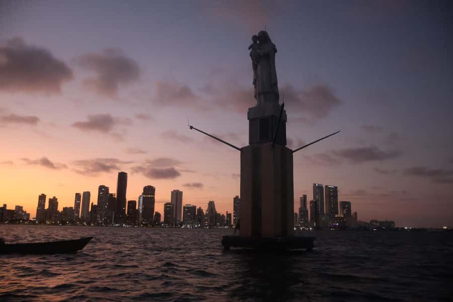 Sunset Party open bar on the bay while sharing with locals - Cruising the main bay: the itinerary rhythm you’ll feel