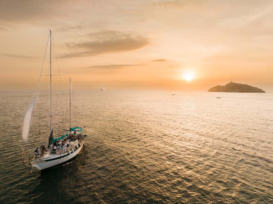 Tour en Velero a Bahía Concha Parque Tayrona - Anchored at Bahía Concha: 4 to 5 hours to swim, snorkel, and paddle