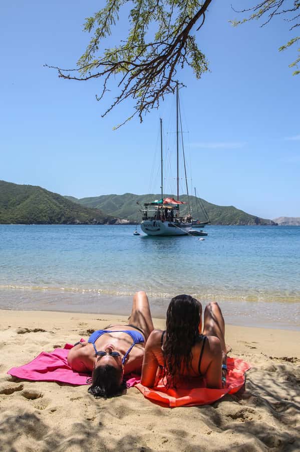 Tour en Velero a Bahía Concha Parque Tayrona - Cruise Views: Taganga to La Aguja Island
