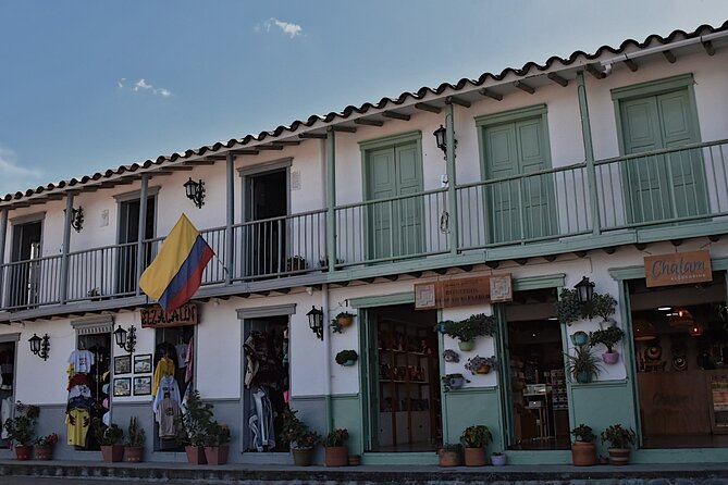 Tour Guatapé - Stop 4: El Peñón de Guatapé, the Colorful Town Moment