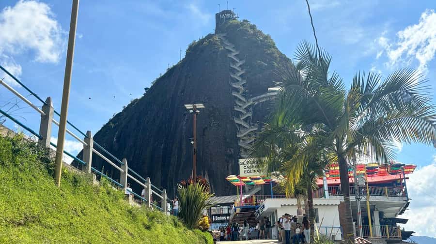 Tour Guatapé con visita a Granja de las Llamas y las Alpacas - Why this Guatapé day trip mixes animals and the reservoir