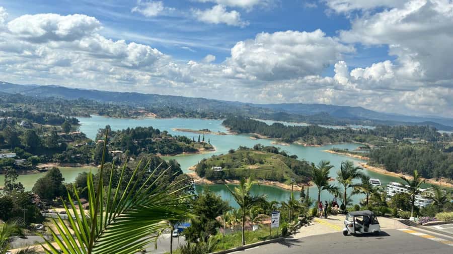 Tour Guatapé con visita a Granja de las Llamas y las Alpacas - Guatapé town time: zócalos square, park, and lunch that buys you breathing room