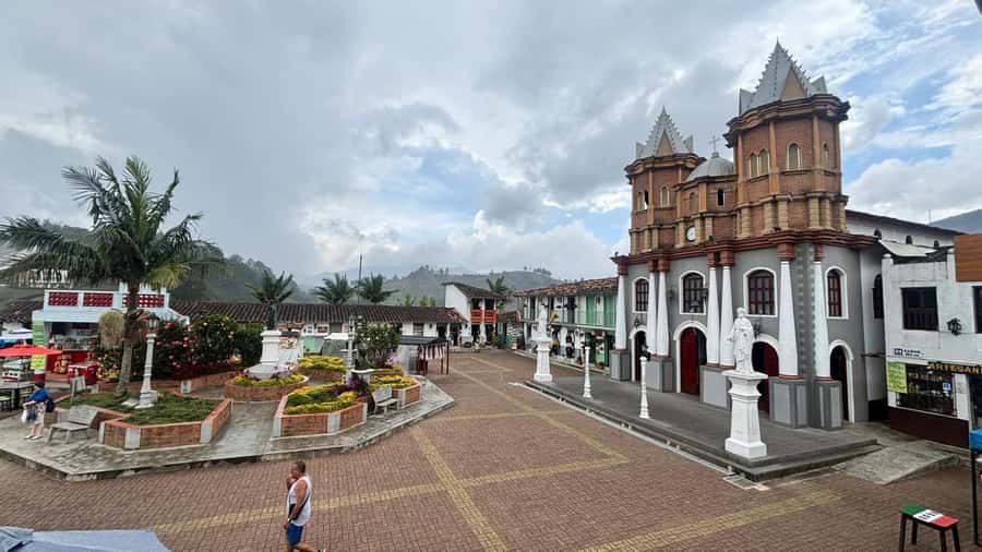 Tour Guatapé con visita a Granja de las Llamas y las Alpacas - Service, guides, and the English vs Spanish reality