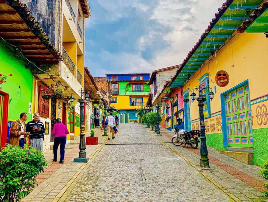 Tour Guatapé - Piedra del Peñol with departure from Medellín - Key highlights you will actually feel