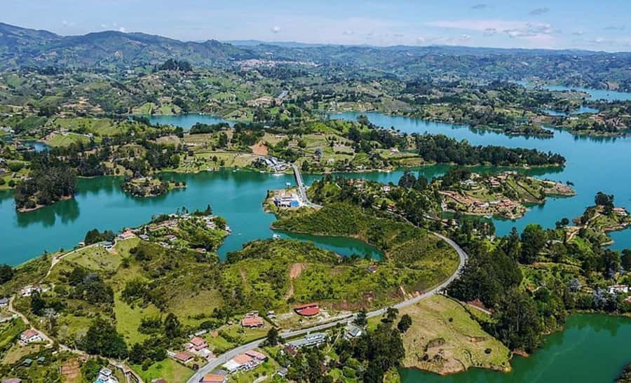 Tour Guatapé - Piedra del Peñol with departure from Medellín - Entering the day: Medellín pickup and regional breakfast fuel