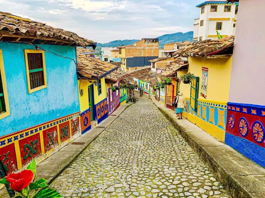 Tour Guatapé - Piedra del Peñol with departure from Medellín - El Peñol replica photo stop: why it is more than a quick snapshot