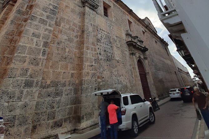 Tour in Chiva 5 hours through the City of Cartagena - Getsemaní in Motion: Street Art in a Colorful Historic Neighborhood