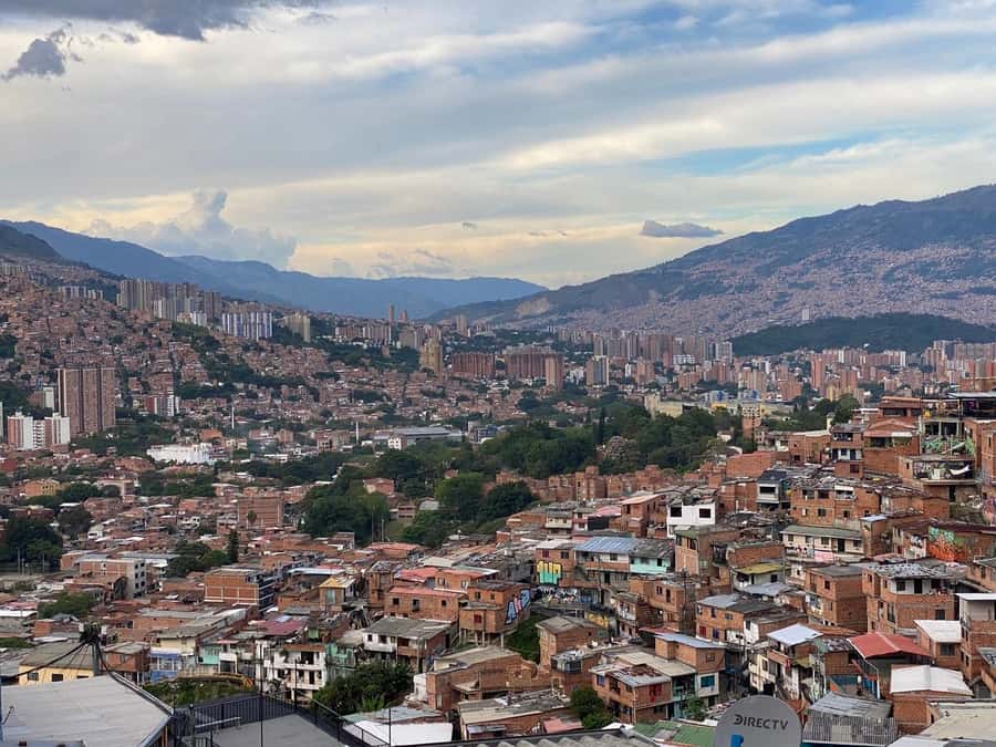 Tour Medellín: Pablo Escobar and Commune 13 - Food, drinks, and crafts: small extras that add real comfort