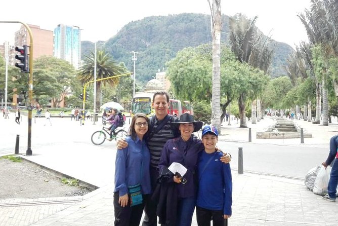Tour Nocturno de Tejo y Salsa en Bogotá - Bolirana and tejo: how the games test accuracy without needing athletic skills