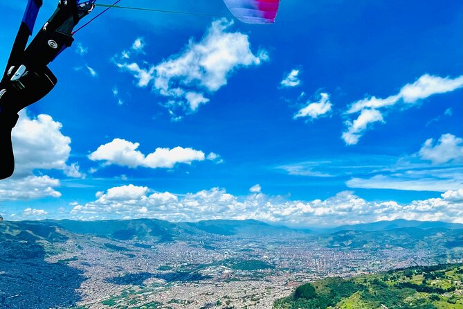 Tour Paragliding in Medellín. - Guides and Pilots: The Human Part of Safety