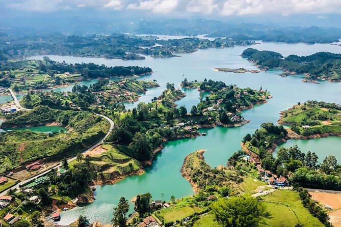Tour to Guatape, Piedra del Peñol, lunch, snacks boat trip - Lunch on a boat around the dam: banana-leaf food and a calmer pace