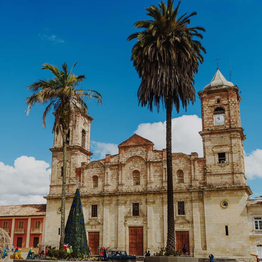 Zipaquirá: Salt Cathedral Group Tour with Pickup - Guides, groups, and what you gain from the narration